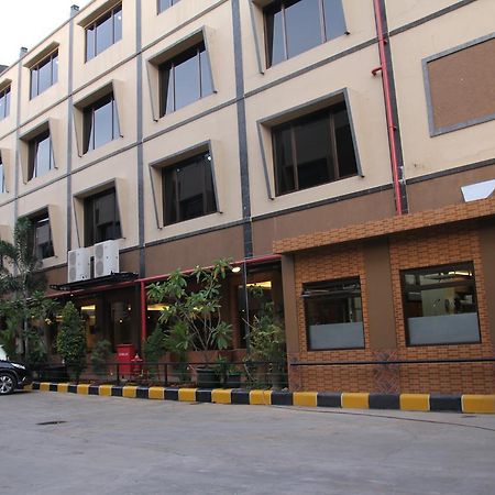 טנגרנג Reddoorz Plus Near Soekarno Hatta Airport 2 מראה חיצוני תמונה