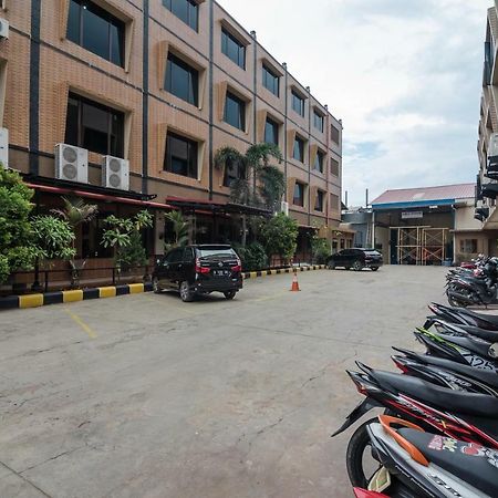 טנגרנג Reddoorz Plus Near Soekarno Hatta Airport 2 מראה חיצוני תמונה