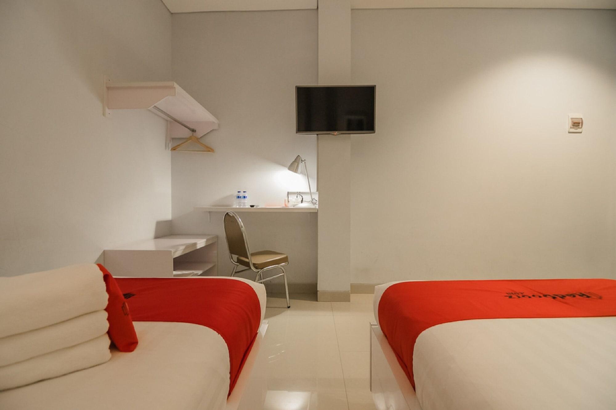 טנגרנג Reddoorz Plus Near Soekarno Hatta Airport 2 מראה חיצוני תמונה
