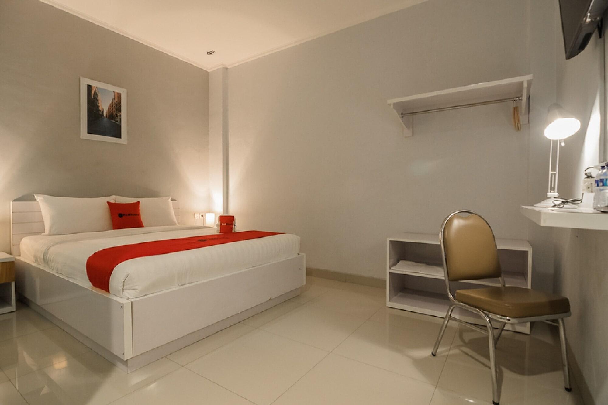 טנגרנג Reddoorz Plus Near Soekarno Hatta Airport 2 מראה חיצוני תמונה