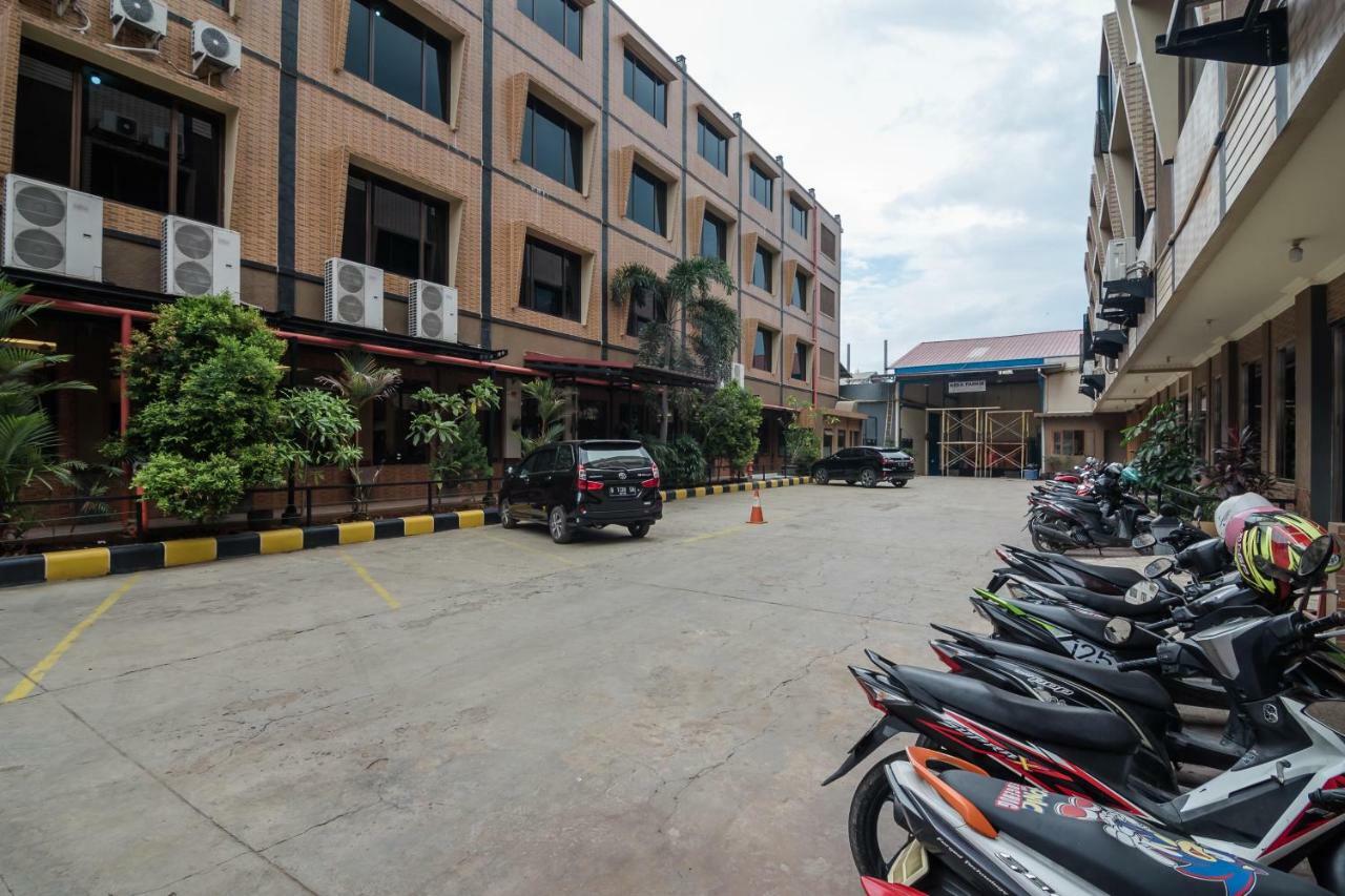 טנגרנג Reddoorz Plus Near Soekarno Hatta Airport 2 מראה חיצוני תמונה